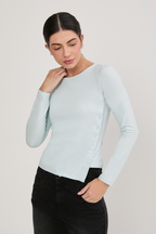 POLO MANGA LARGA CON BOTONES LATERALES CELESTE - MAIA