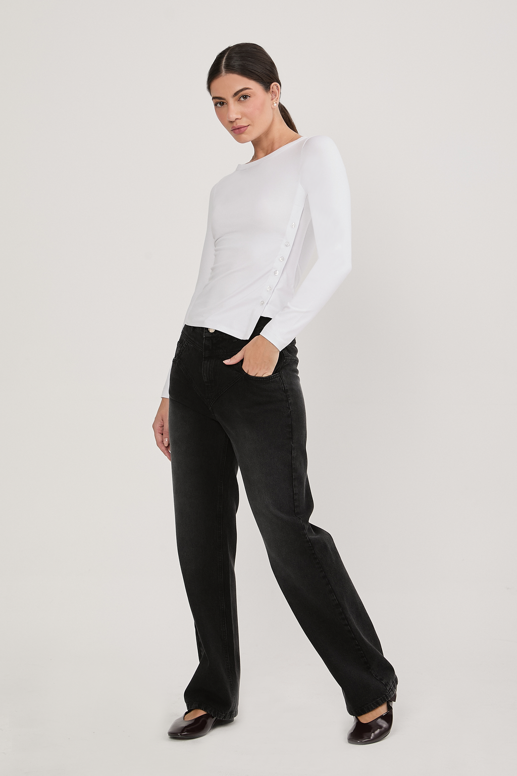 PANTALÓN JEAN RECTO SEMI ENTALLADO NEGRO - VICTORIA