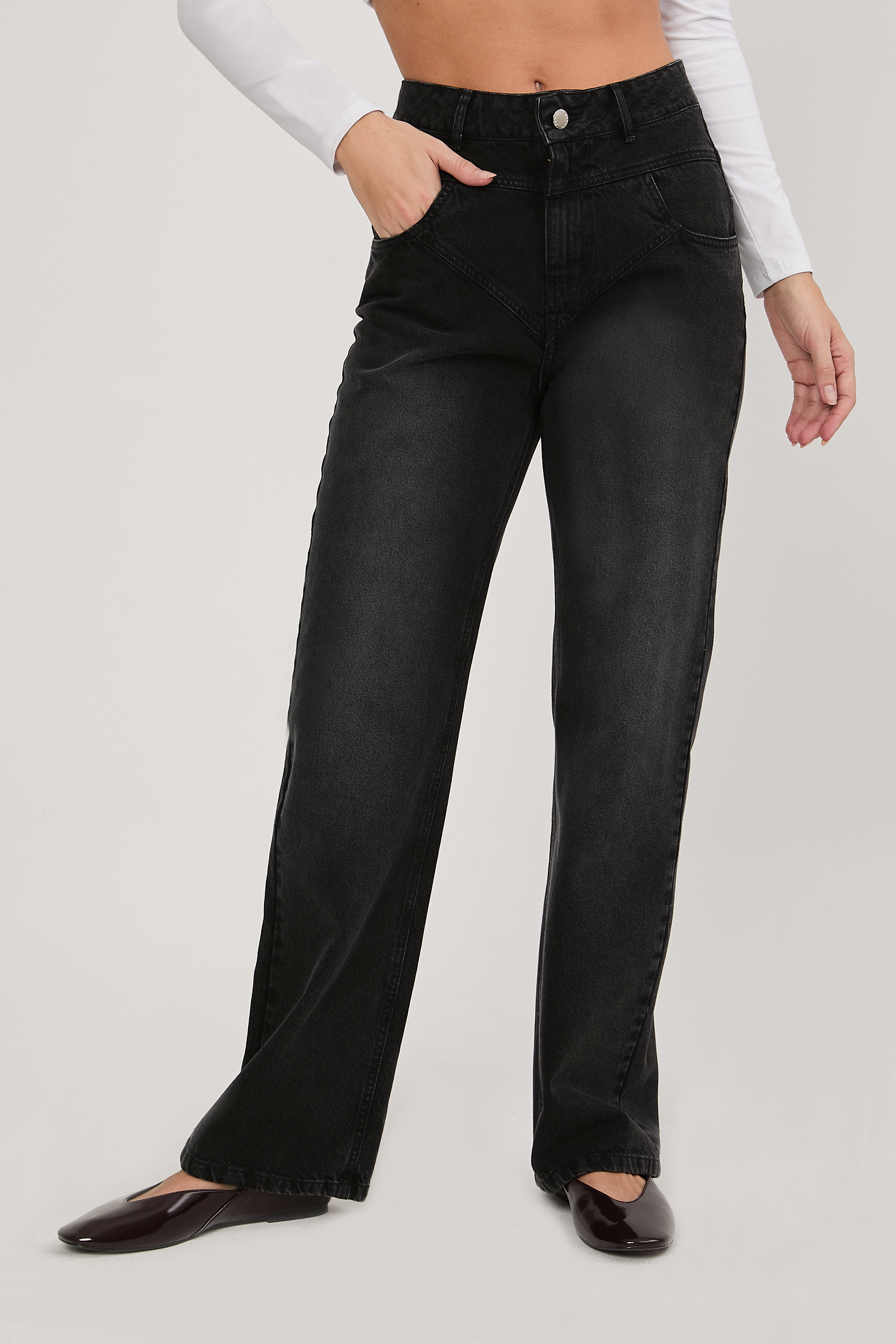 PANTALÓN JEAN RECTO SEMI ENTALLADO NEGRO - VICTORIA