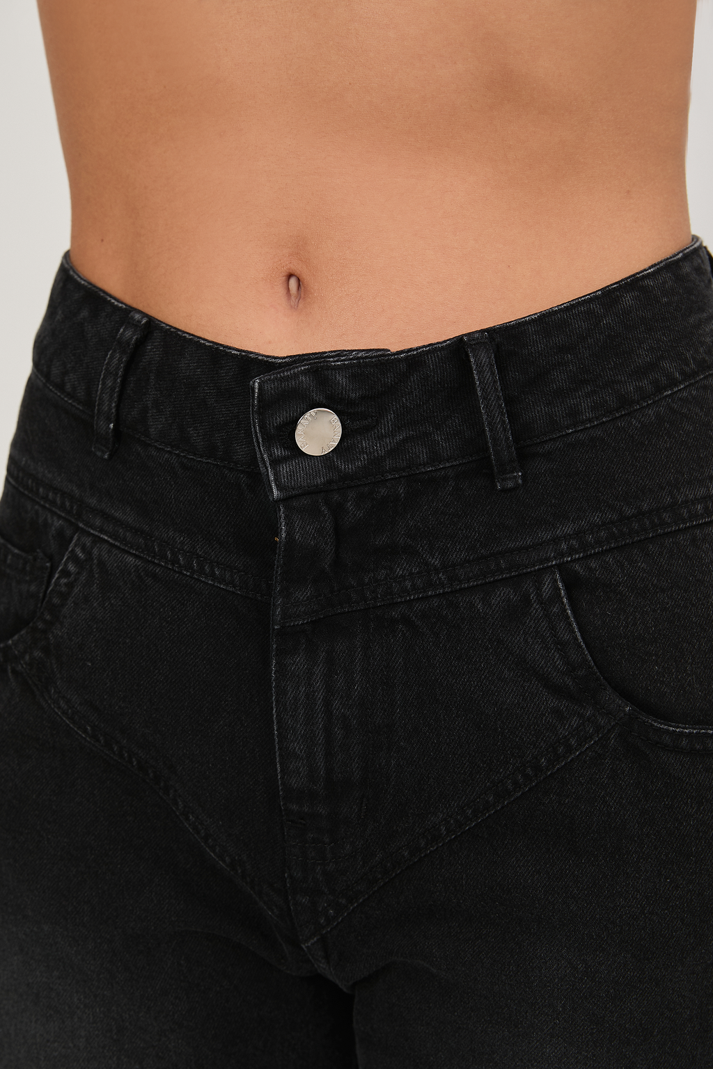 PANTALÓN JEAN RECTO SEMI ENTALLADO NEGRO - VICTORIA