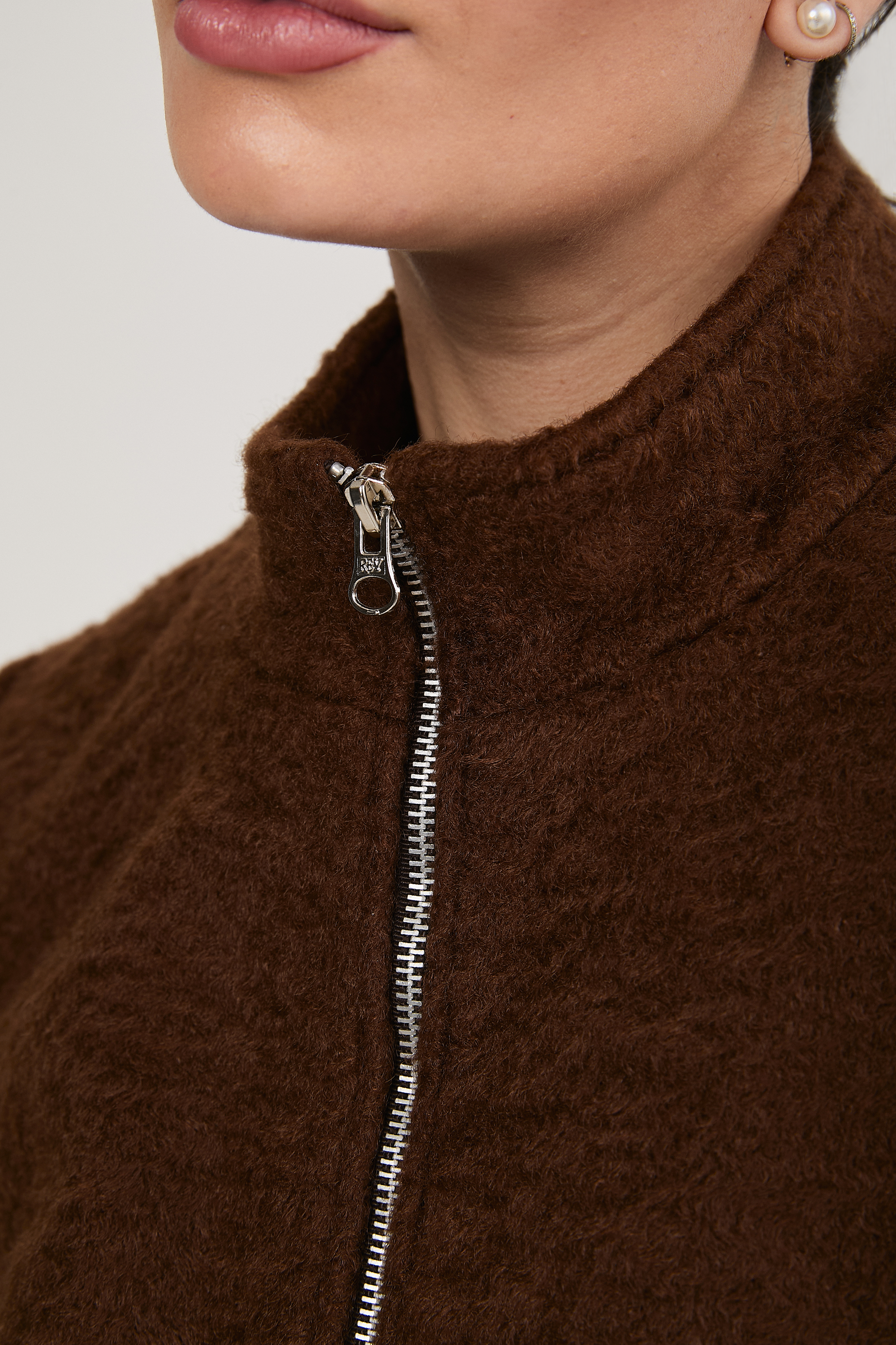 CASACA BOMBER CON CUELLO ALTO MARRÓN - MOON