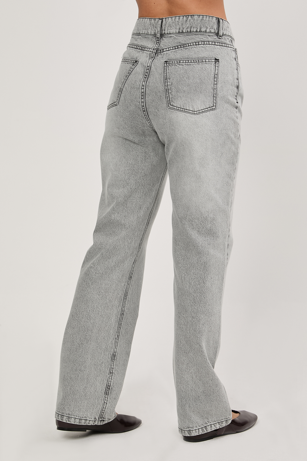 PANTALÓN JEAN RECTO CLÁSICO GRIS - CAYETANA