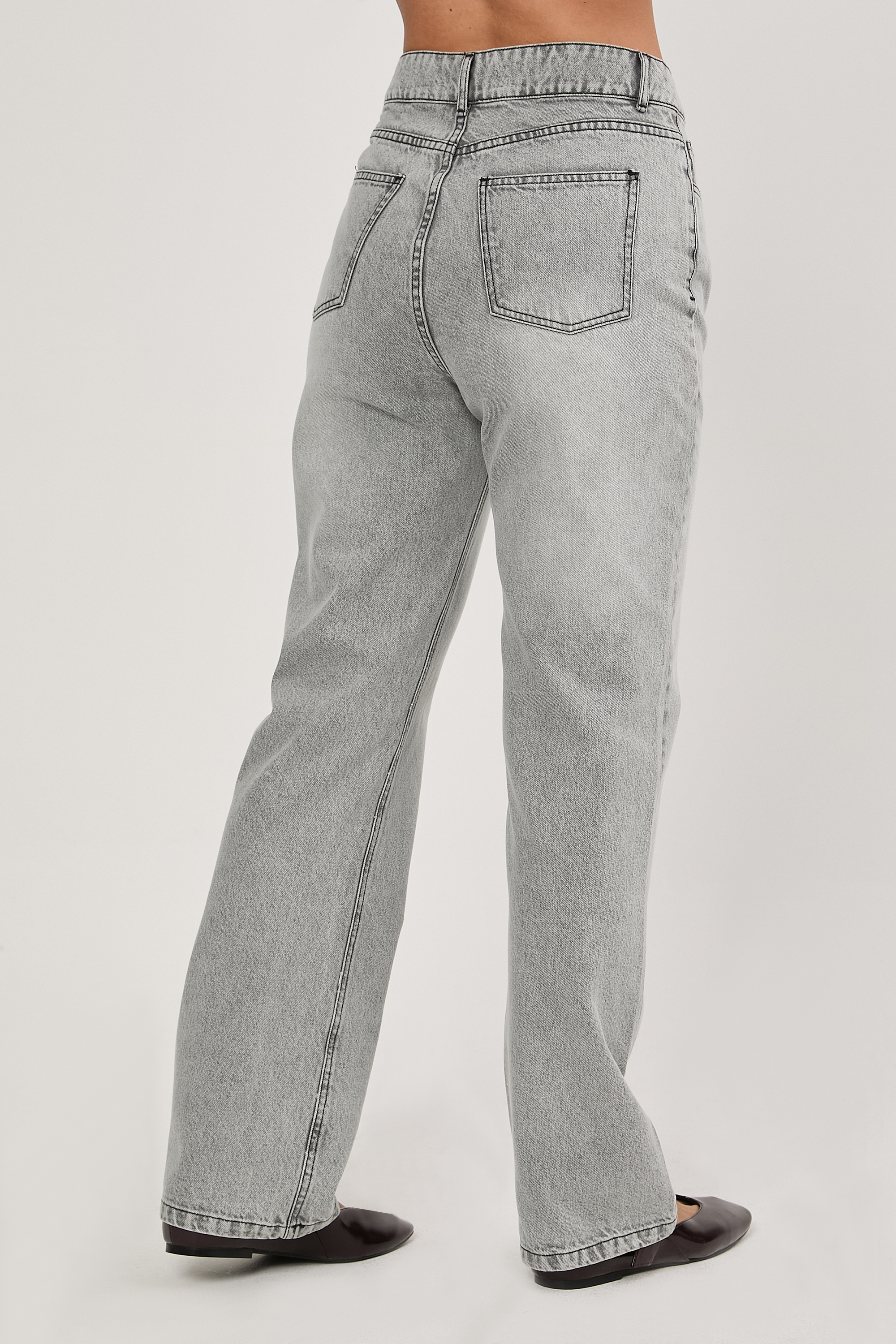 PANTALÓN JEAN RECTO CLÁSICO GRIS - CAYETANA