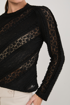 TOP MANGA LARGA DE ENCAJE CUELLO ALTO NEGRO - EMILIA