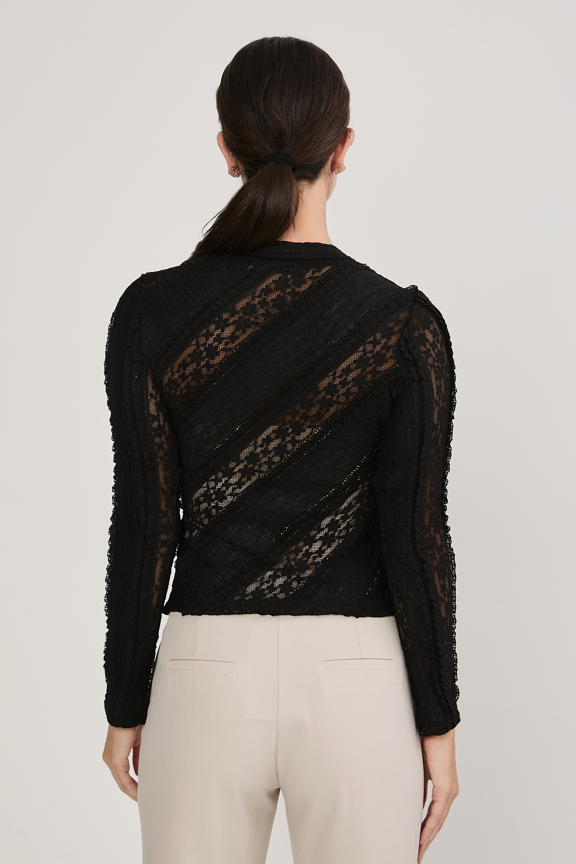 TOP MANGA LARGA DE ENCAJE CUELLO ALTO NEGRO - EMILIA