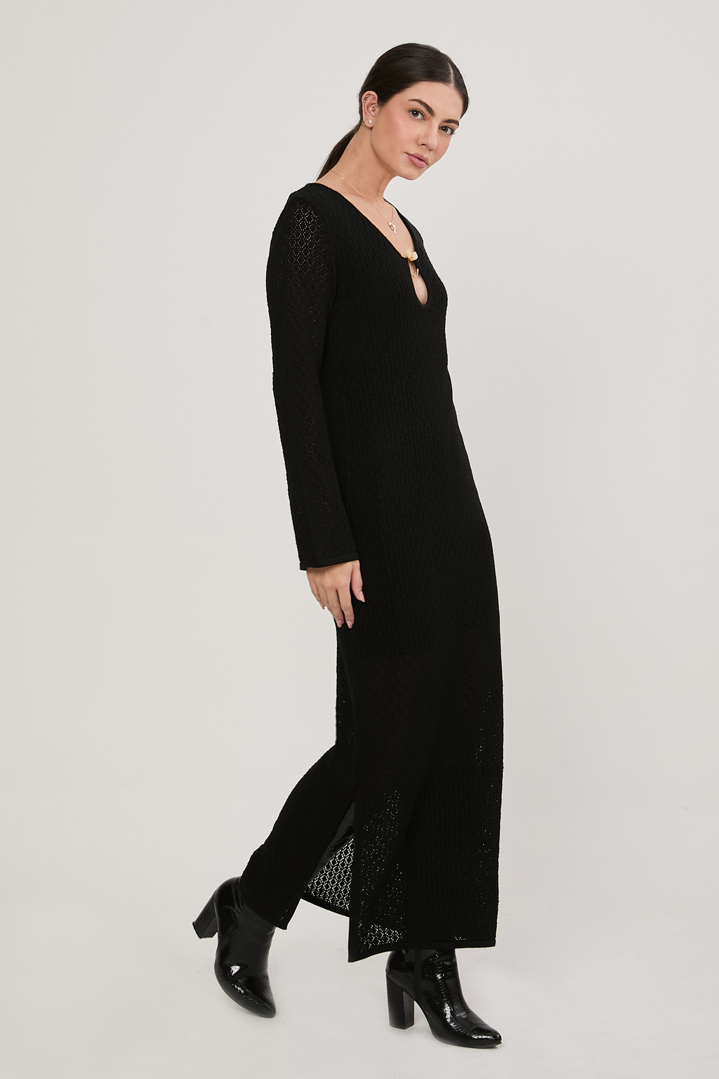 VESTIDO TEJIDO CON ESCOTE NEGRO - BALI
