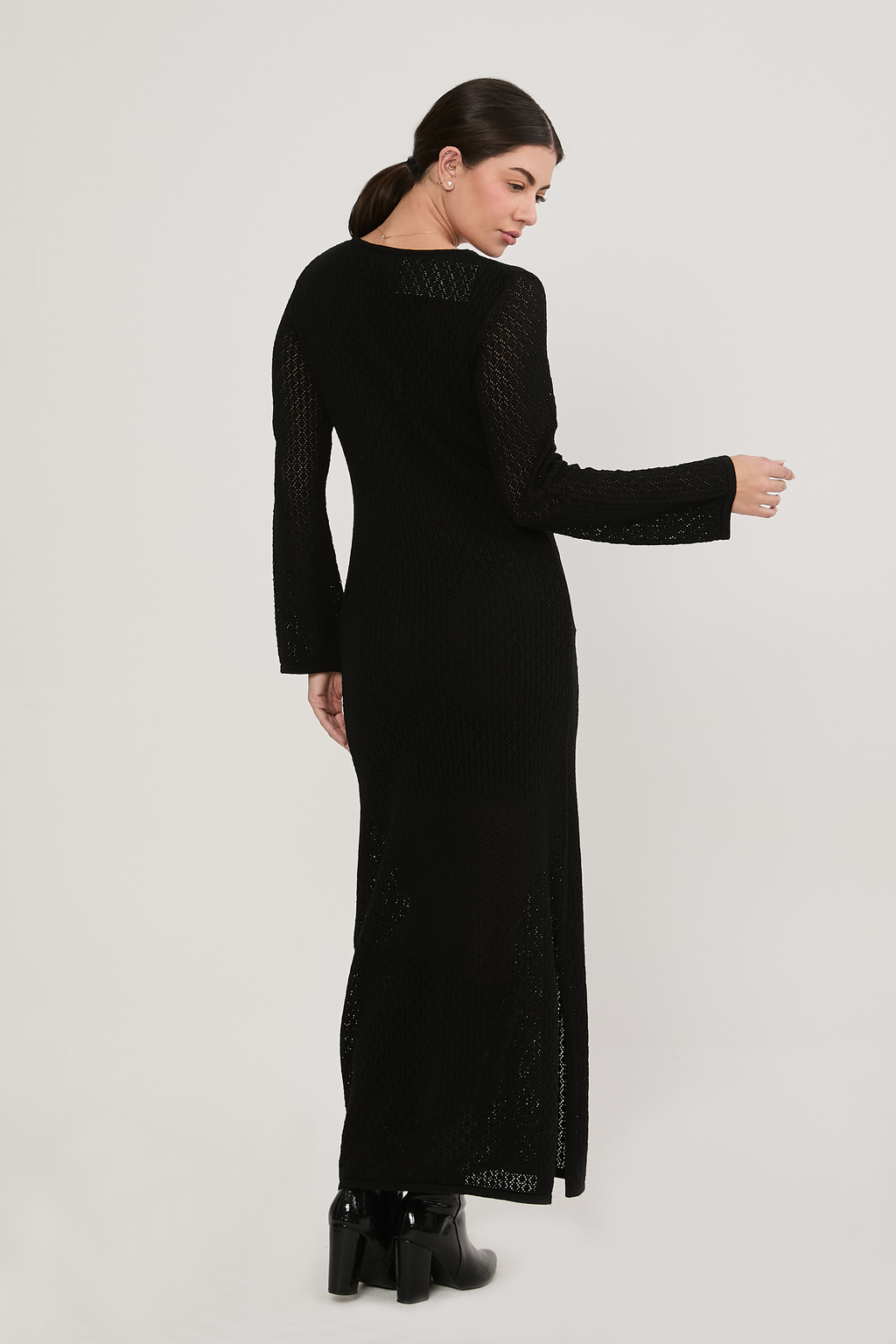 VESTIDO TEJIDO CON ESCOTE NEGRO - BALI