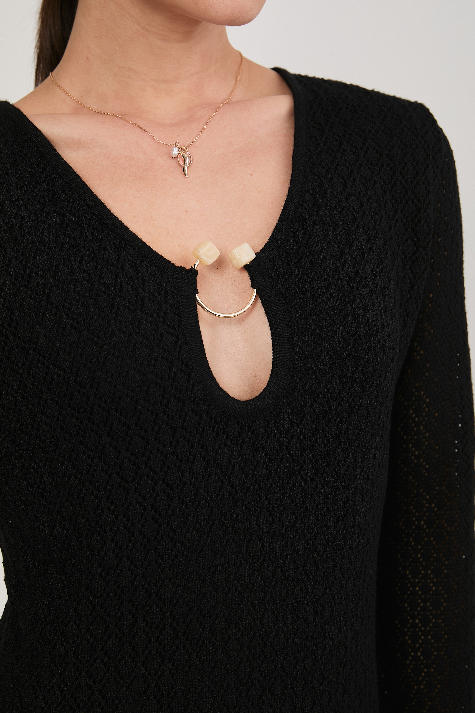 VESTIDO TEJIDO CON ESCOTE NEGRO - BALI