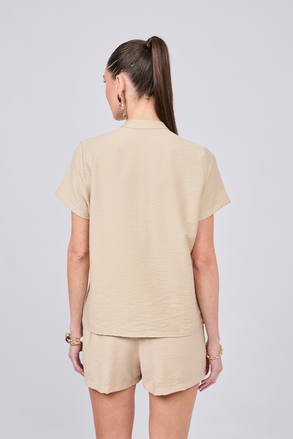 BLUSA DE CUELLO NERU CON BOTONES ORIENTALES BEIGE - ENIGMA