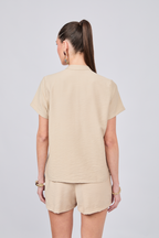 BLUSA DE CUELLO NERU CON BOTONES ORIENTALES BEIGE - ENIGMA