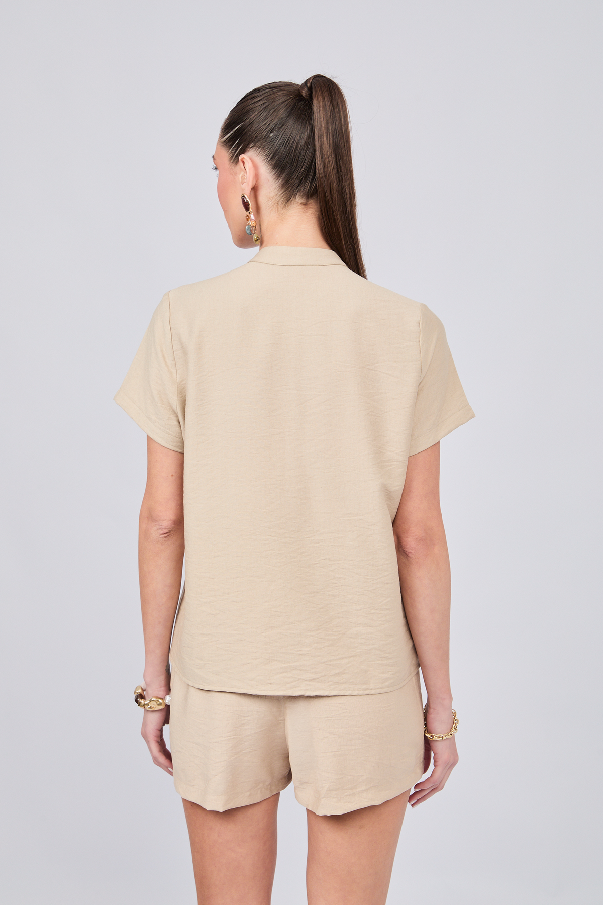 BLUSA DE CUELLO NERU CON BOTONES ORIENTALES BEIGE - ENIGMA