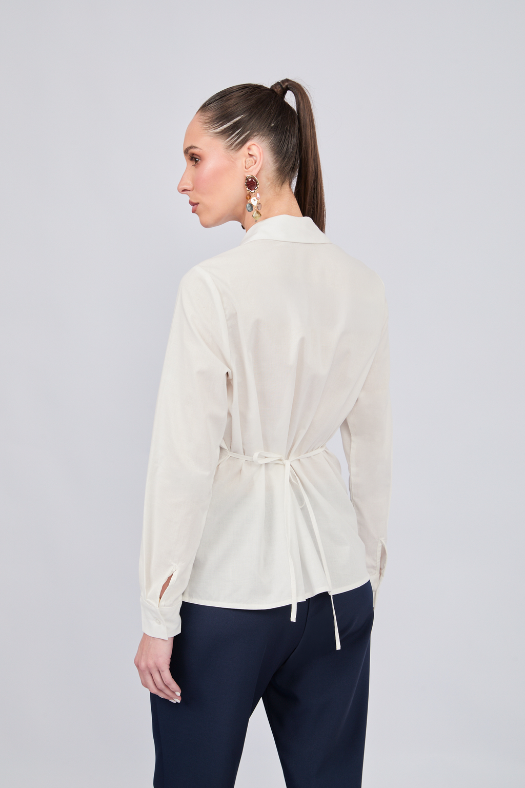 BLUSA CON CUELLO CAMISERO Y PINZAS DELANTERAS PERLA - ALFIL