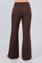 PANTALÓN FLARE SASTRE CON BOLSILLOS A LOS LATERALES MARRÓN - ENROQUE