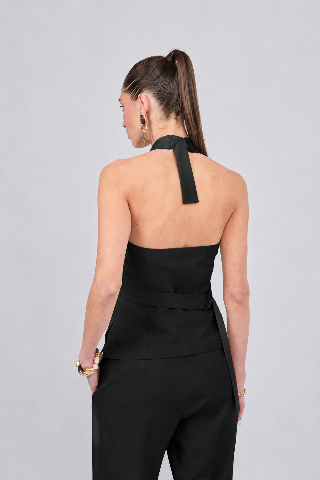 CHALECO ESCOTE EN V CON REGULADOR NEGRO - MISHKY