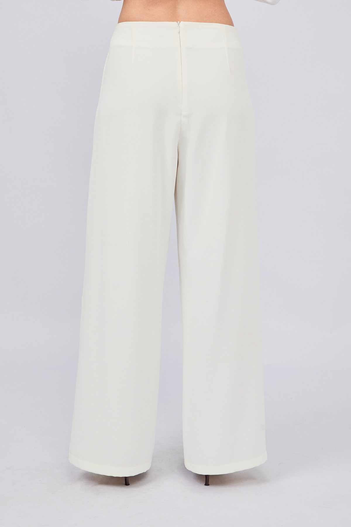PANTALÓN SASTRERO CON PINZAS Y TIRANTES REGULABLE PERLA - GAMBITO