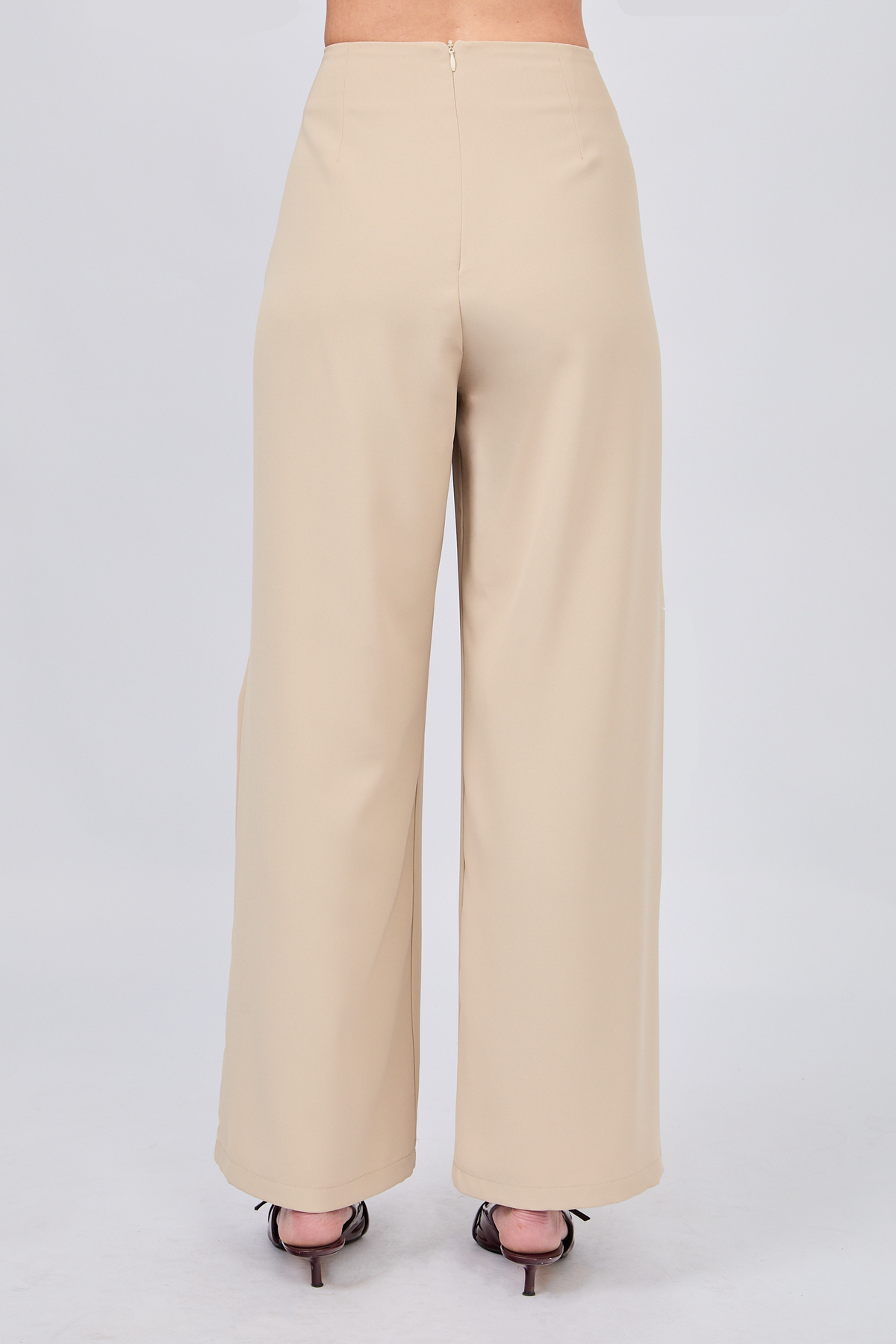 PANTALÓN SASTRERO CON PINZAS Y TIRANTES REGULABLE BEIGE - GAMBITO