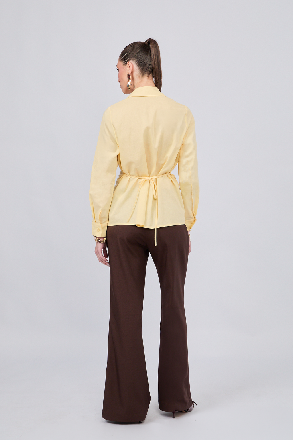 BLUSA CON CUELLO CAMISERO Y PINZAS DELANTERAS AMARILLO - ALFIL