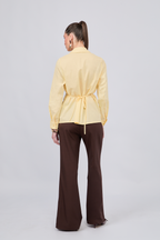 BLUSA CON CUELLO CAMISERO Y PINZAS DELANTERAS AMARILLO - ALFIL