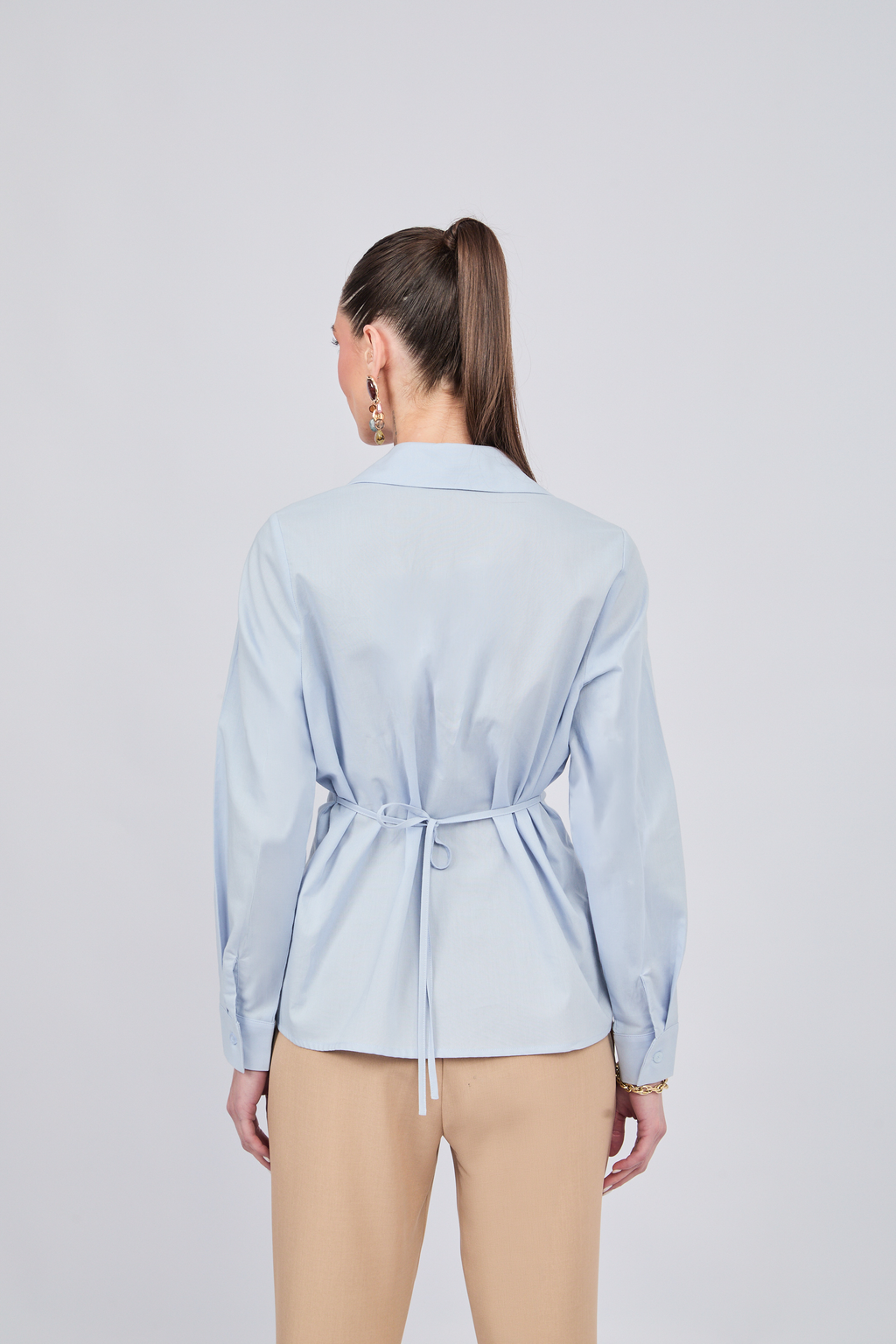 BLUSA CON CUELLO CAMISERO Y PINZAS DELANTERAS CELESTE - ALFIL