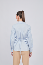 BLUSA CON CUELLO CAMISERO Y PINZAS DELANTERAS CELESTE - ALFIL