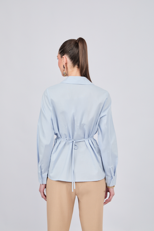 BLUSA CON CUELLO CAMISERO Y PINZAS DELANTERAS CELESTE - ALFIL
