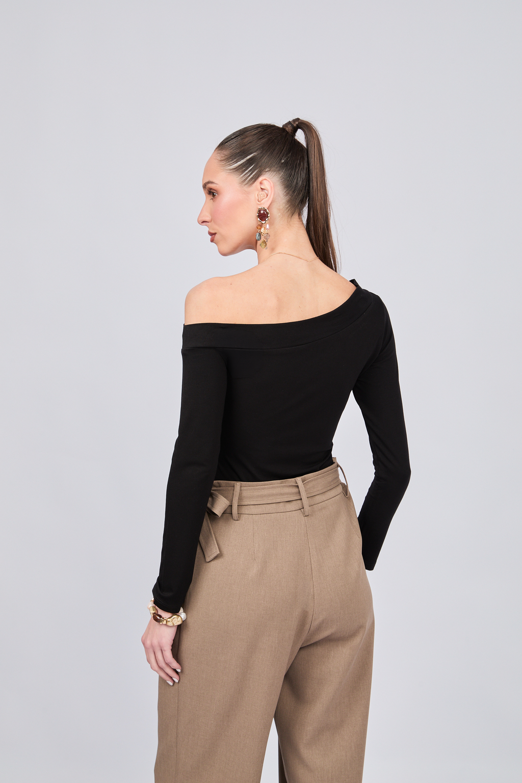 POLO DE ESCOTE ASIMETRICO MANGA LARGA NEGRO - VICTORIA
