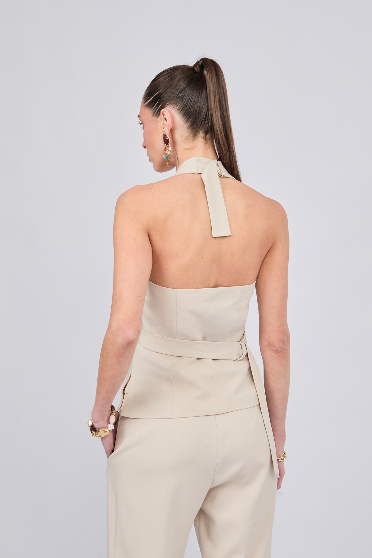 CHALECO ESCOTE EN V CON REGULADOR BEIGE - MISHKY