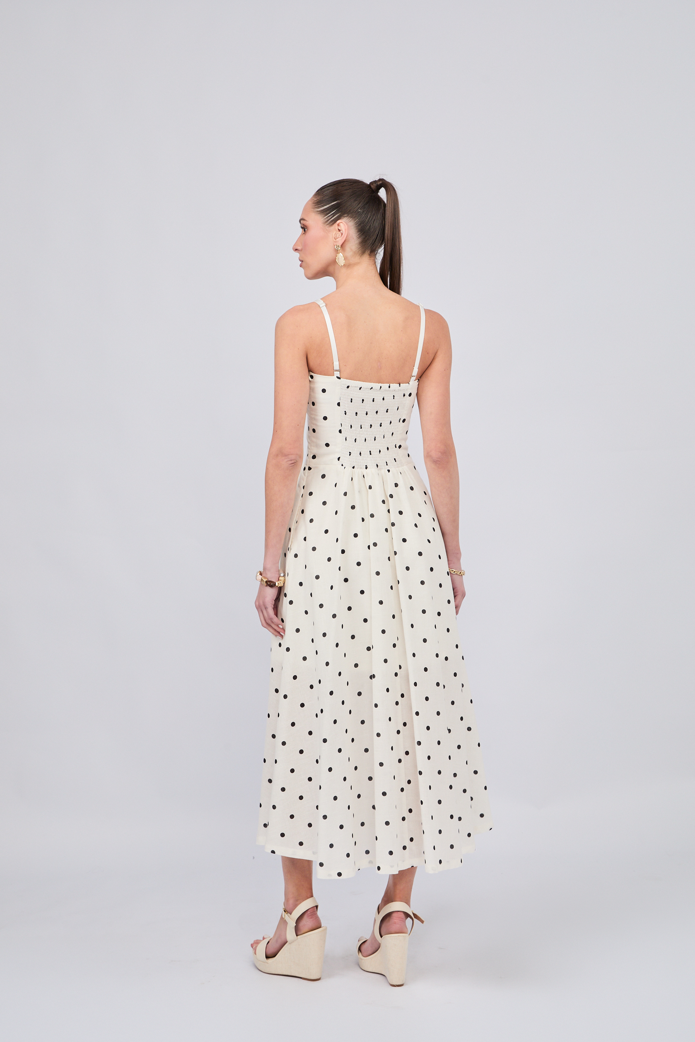 VESTIDO CON CORREA Y TIRAS REMOVIBLES CON BOLSILLOS EN PERLA PUNTOS NEGRO  - CAISSA