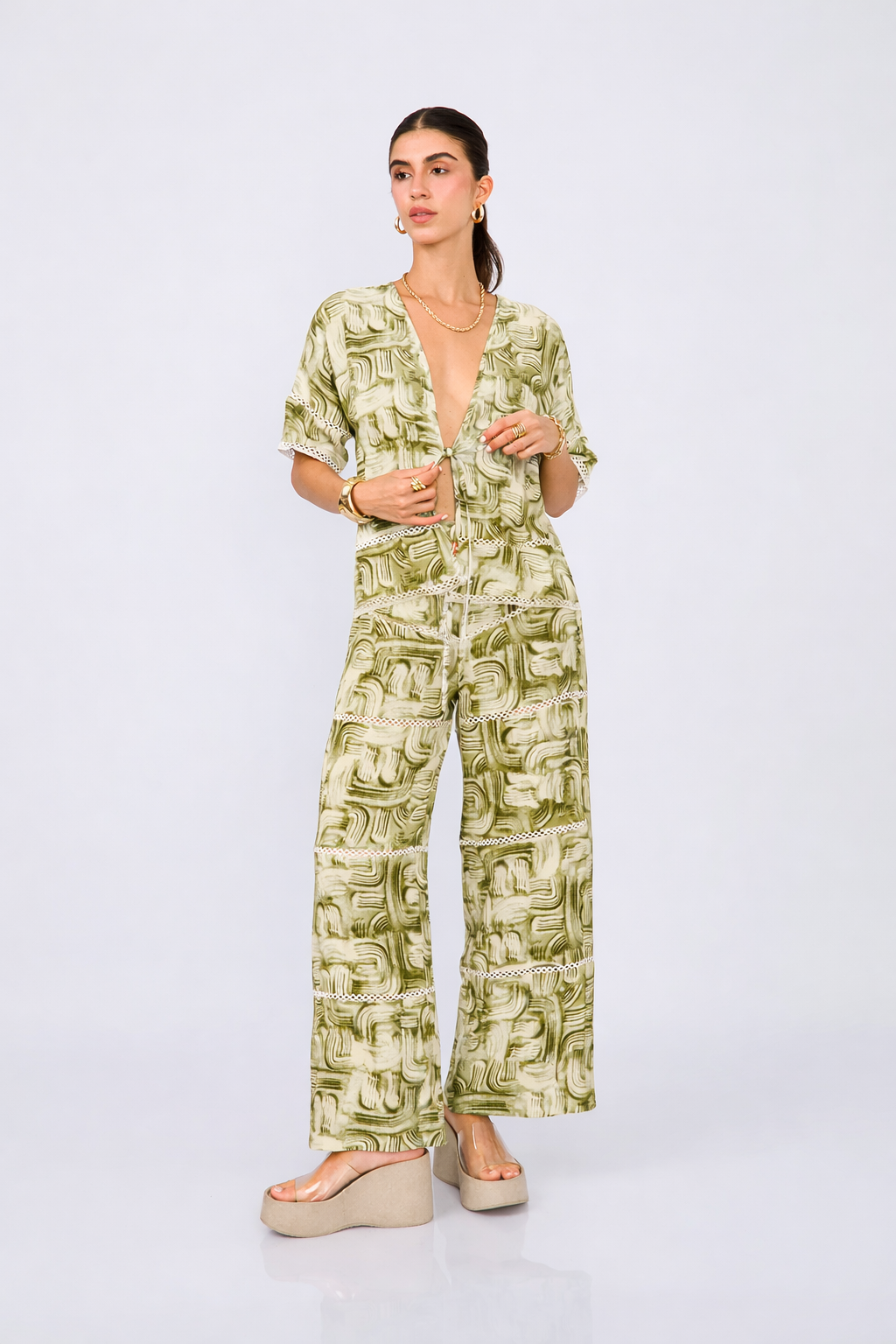 CAPA MANGA CORTA CON DETALLES BORDADOS PRINT VERDE - LINA