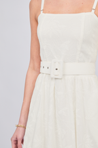 VESTIDO CON CORREA Y TIRAS REMOVIBLES CON BOLSILLOS LABRADO BLANCO - CAISSA