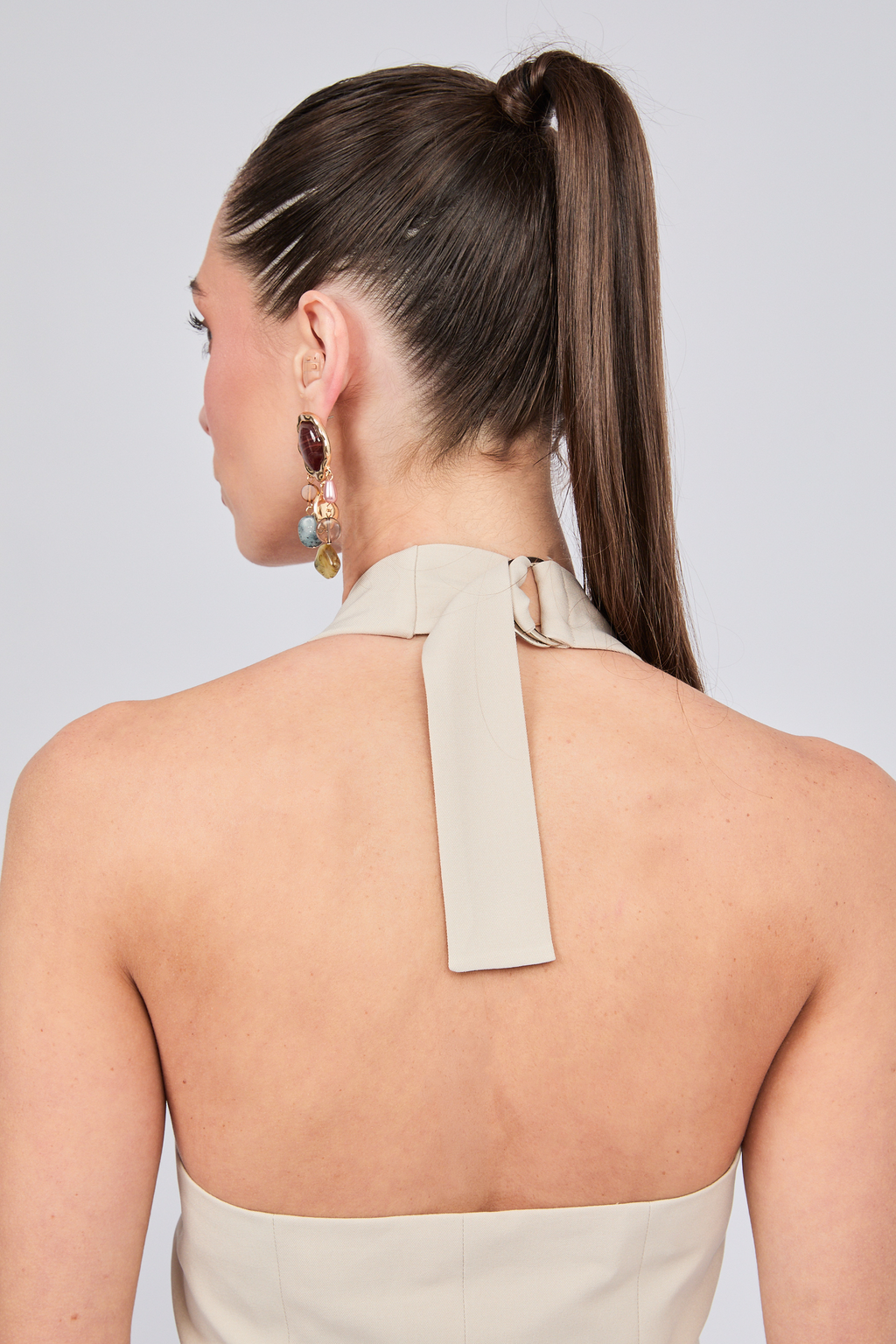CHALECO ESCOTE EN V CON REGULADOR BEIGE - MISHKY