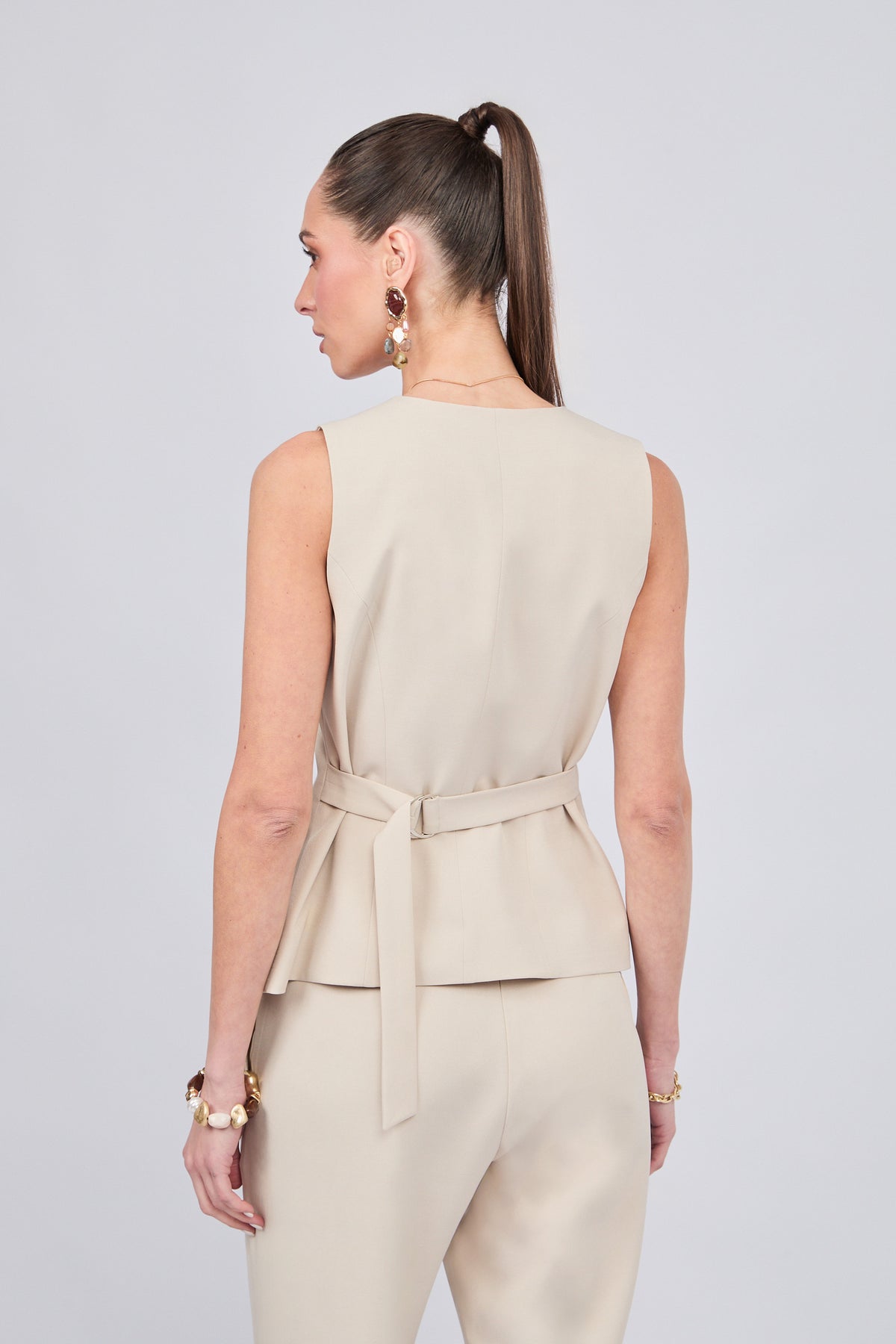 CHALECO SASTRERO CON BOLSILLOS FUNCIONALES Y BOTONES METÁLICOS BEIGE - ENROQUE [PRE-VENTA]