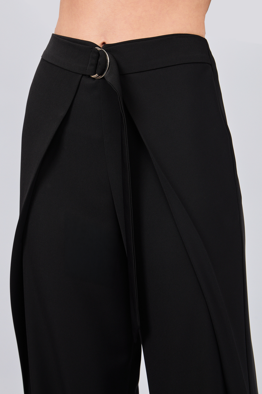 PANTALÓN SASTRERO CON PINZAS Y TIRANTES REGULABLE NEGRO - GAMBITO