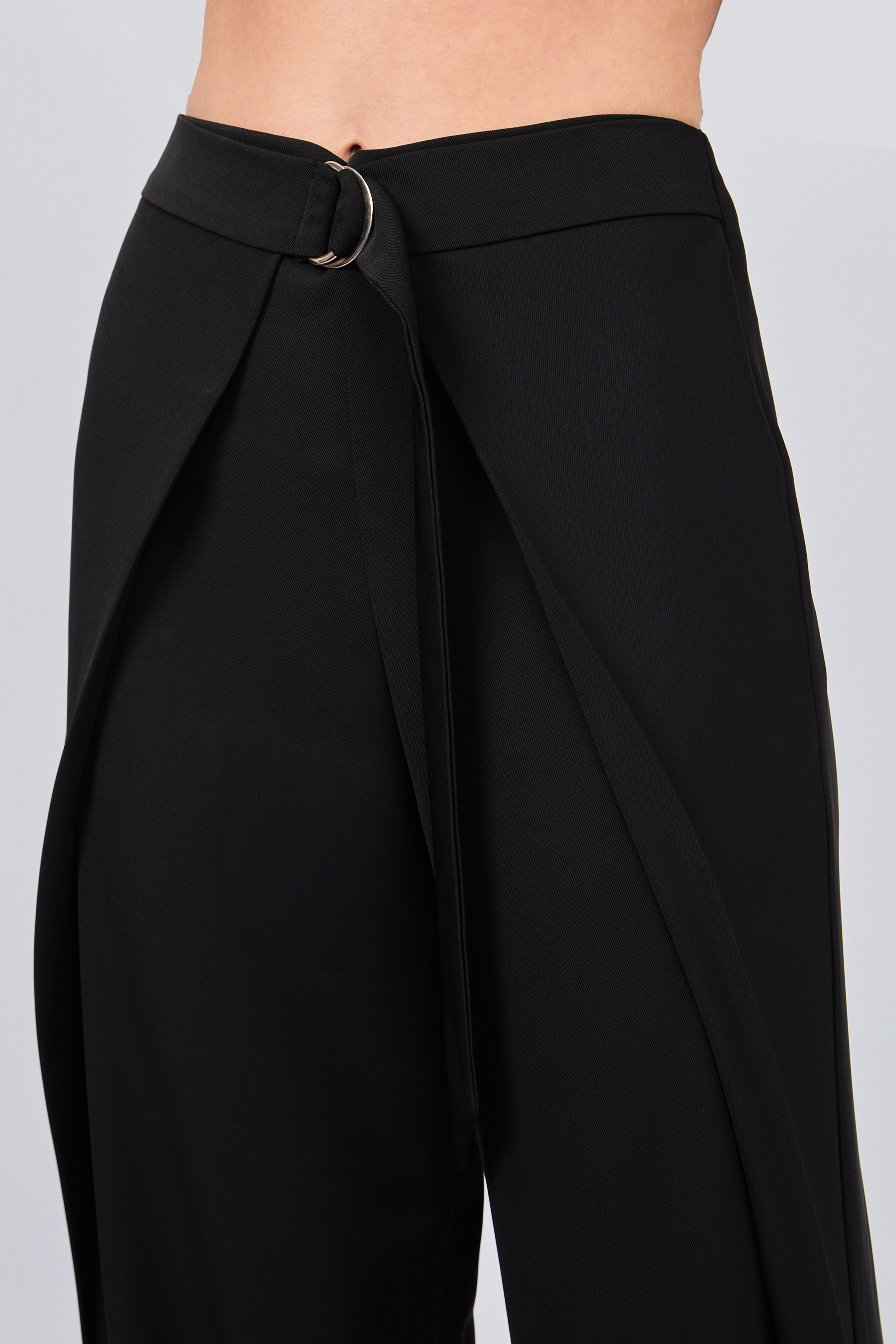 PANTALÓN SASTRERO CON PINZAS Y TIRANTES REGULABLE NEGRO - GAMBITO