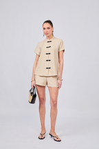 SHORT CON BOLSILLOS LATERALES Y ELÁSTICO POSTERIOR BEIGE - ENIGMA