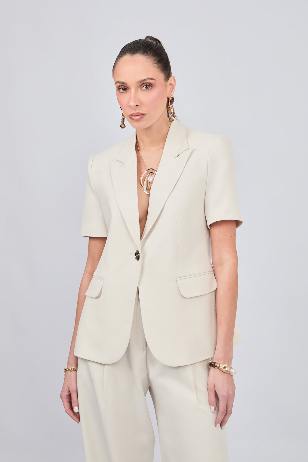 BLAZER MANGA CORTA CON CUELLO CLASICO HUESO - ALFIL