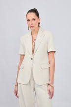 BLAZER MANGA CORTA CON CUELLO CLASICO HUESO - ALFIL