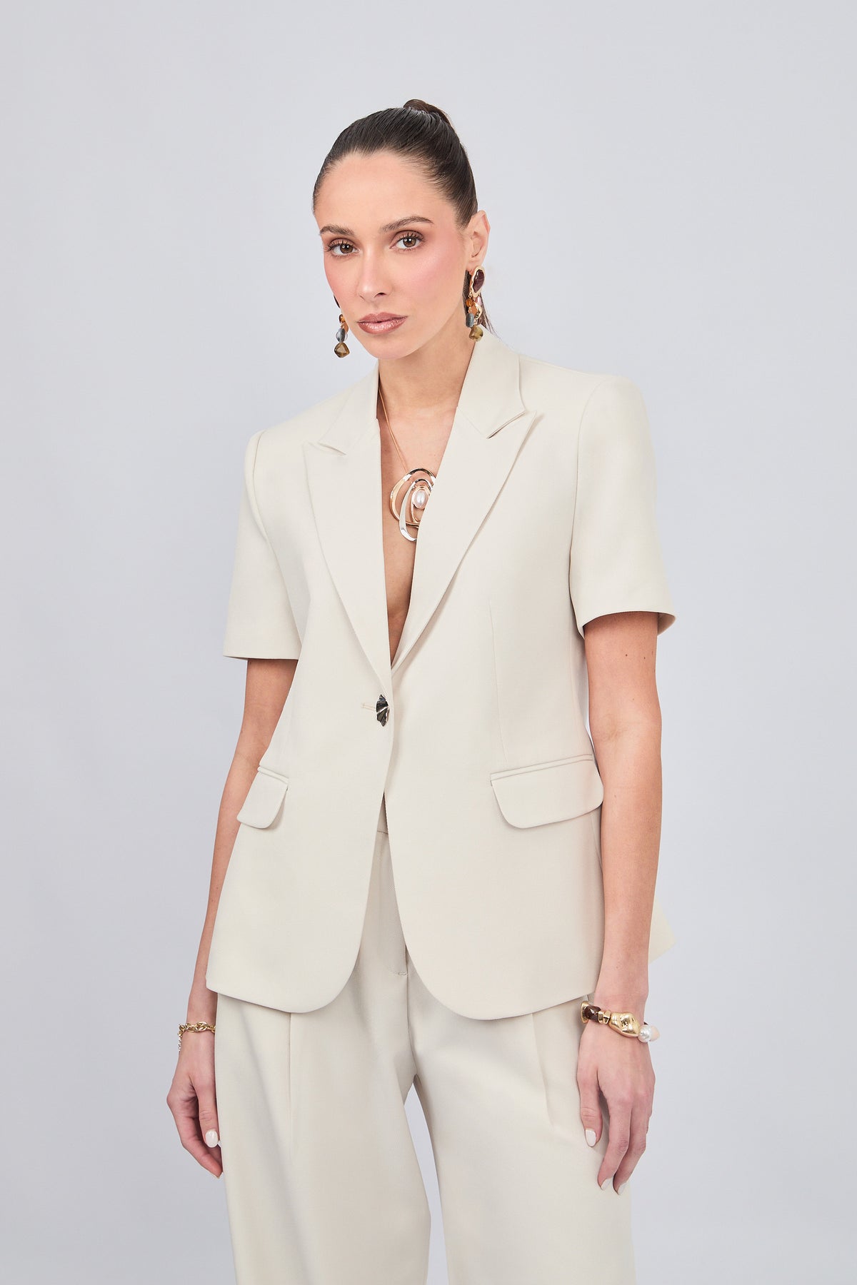 BLAZER MANGA CORTA CON CUELLO CLASICO HUESO - ALFIL