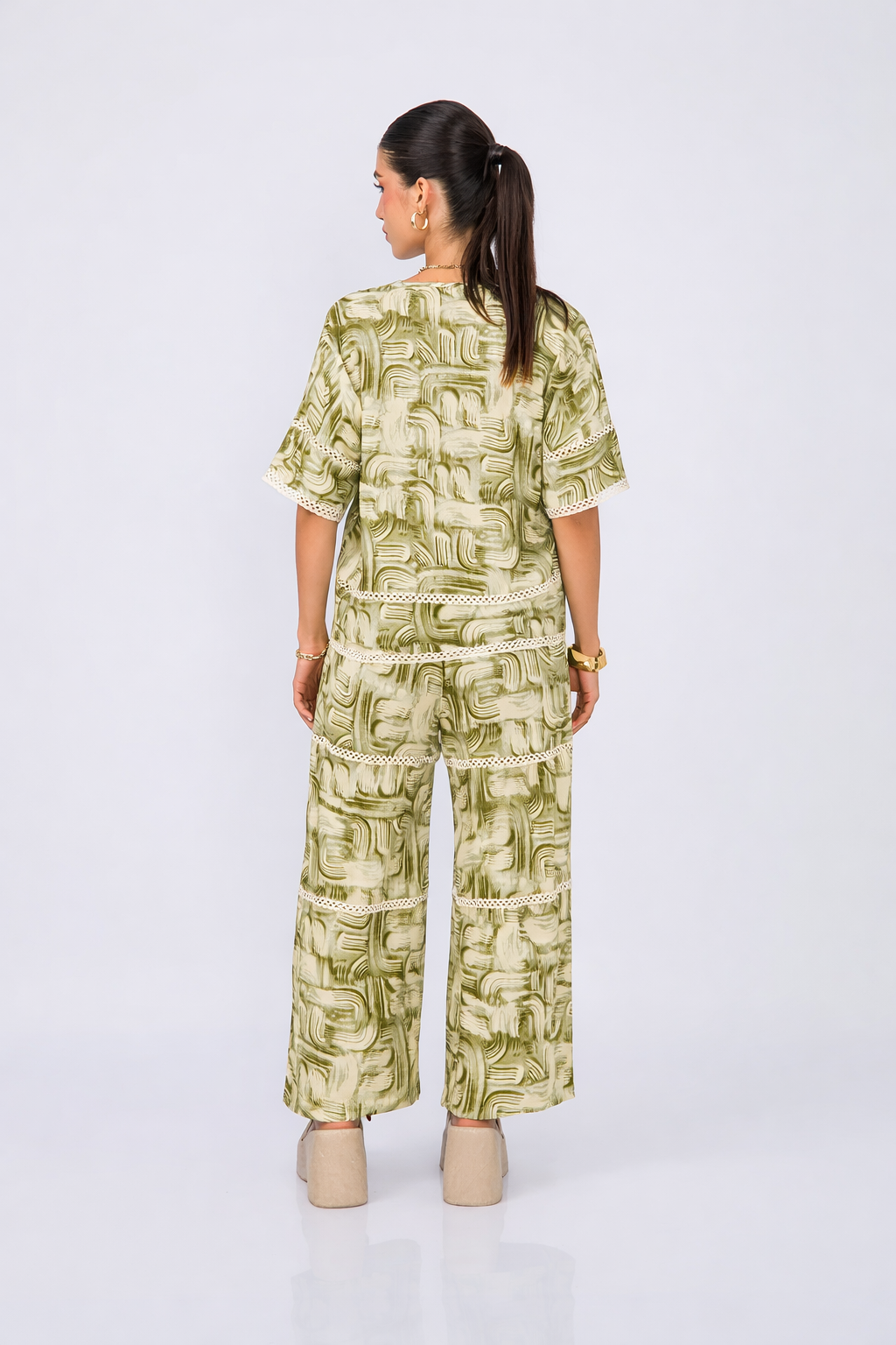 CAPA MANGA CORTA CON DETALLES BORDADOS PRINT VERDE - LINA