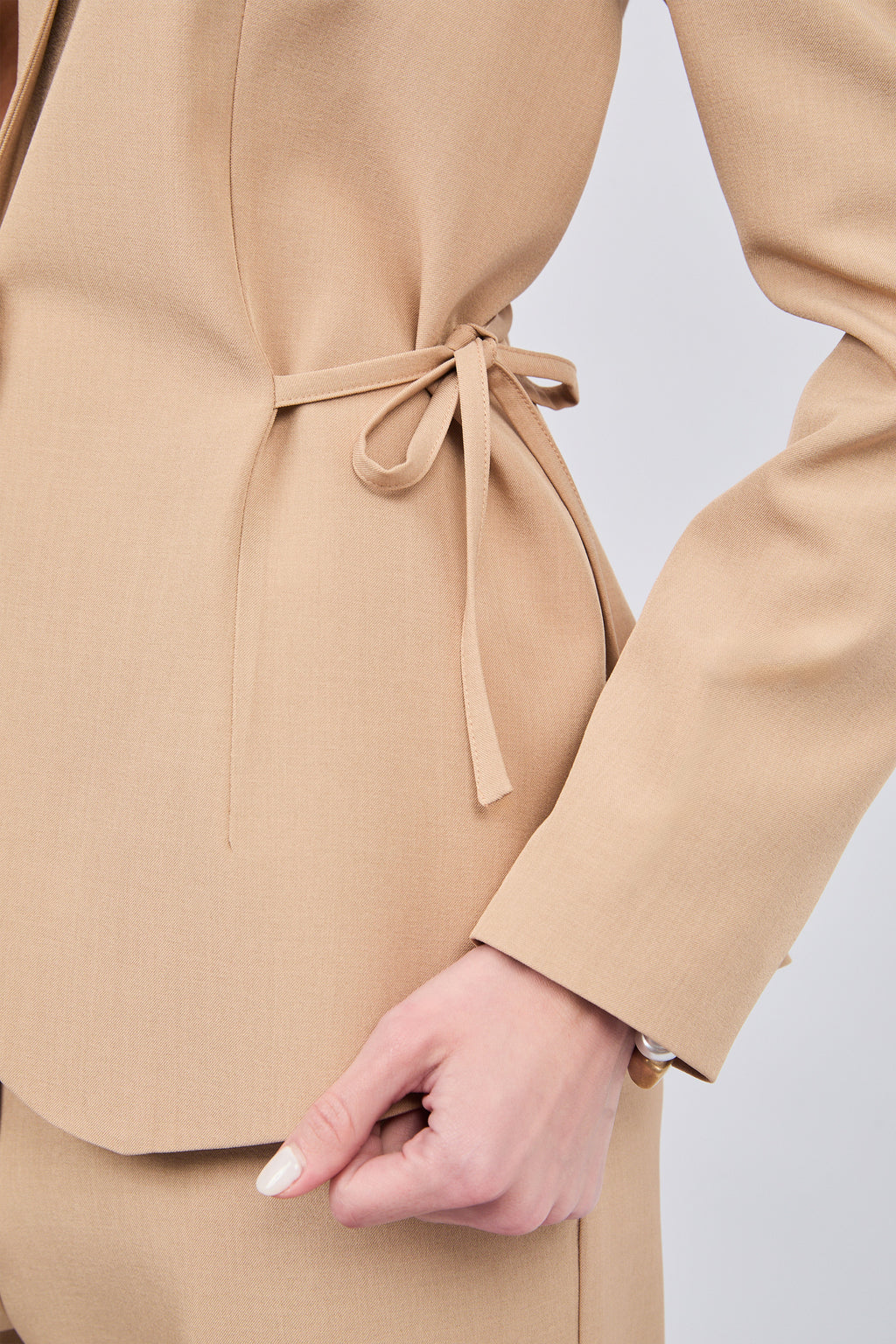 Sienna blazer with lapel and waist tie, beige.