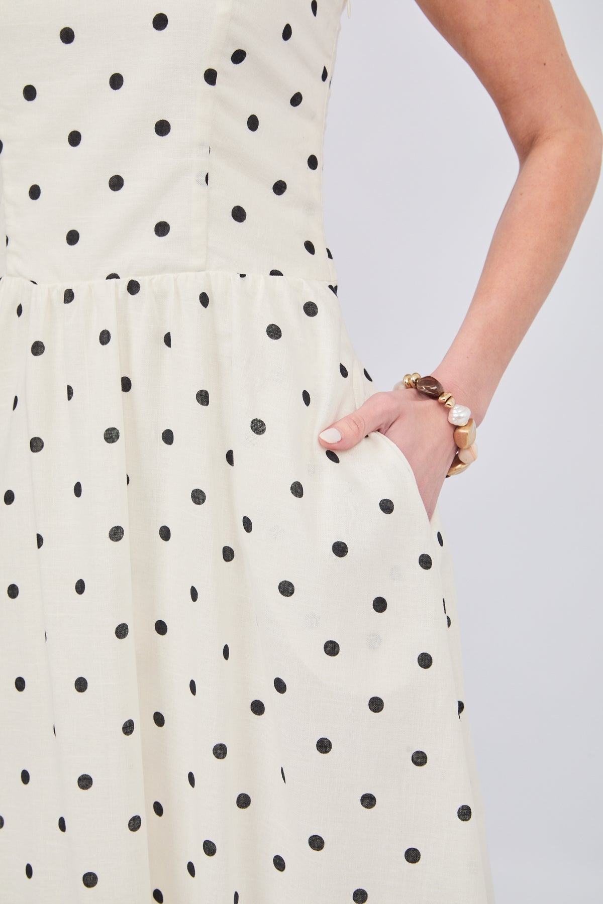 VESTIDO CON CORREA Y TIRAS REMOVIBLES CON BOLSILLOS EN PERLA PUNTOS NEGRO  - CAISSA