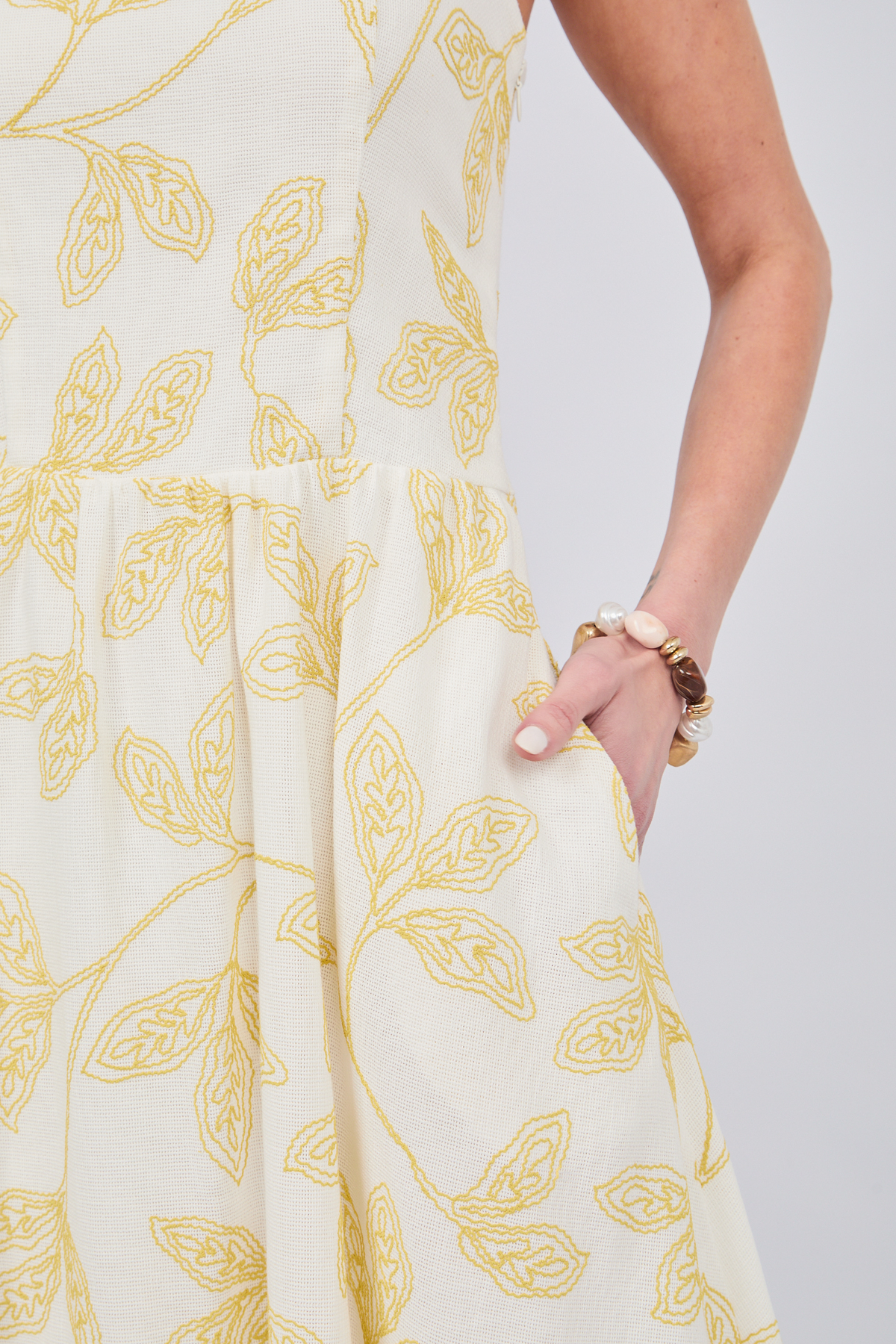 VESTIDO CON CORREA Y TIRAS REMOVIBLES CON BOLSILLOS LABRADO AMARILLO - CAISSA