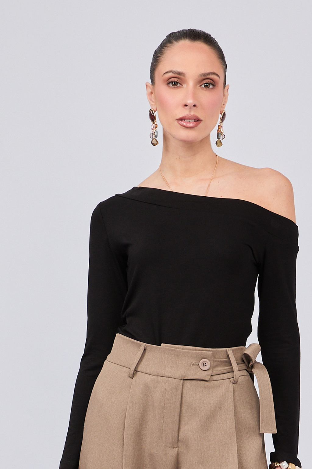 POLO DE ESCOTE ASIMETRICO MANGA LARGA NEGRO - VICTORIA