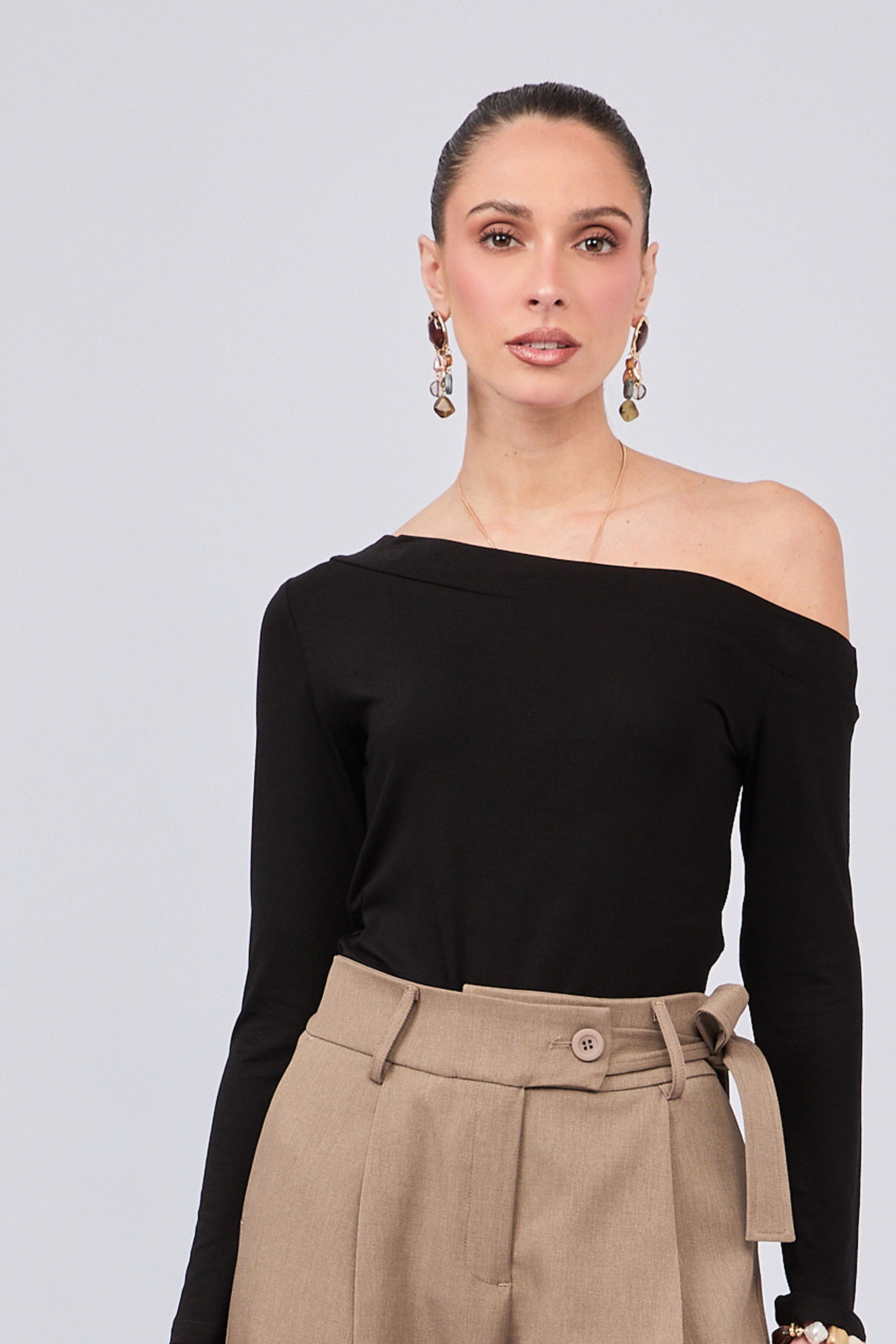 POLO DE ESCOTE ASIMETRICO MANGA LARGA NEGRO - VICTORIA