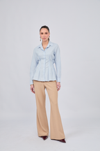 BLUSA CON CUELLO CAMISERO Y PINZAS DELANTERAS CELESTE - ALFIL