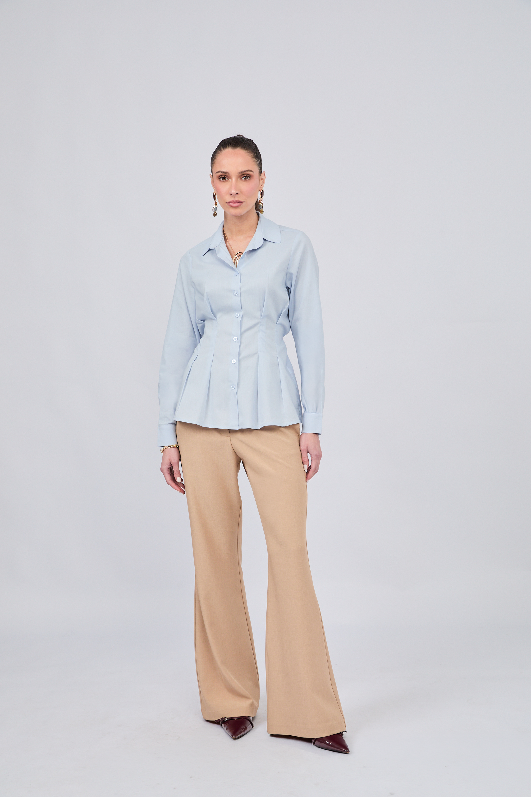 BLUSA CON CUELLO CAMISERO Y PINZAS DELANTERAS CELESTE - ALFIL
