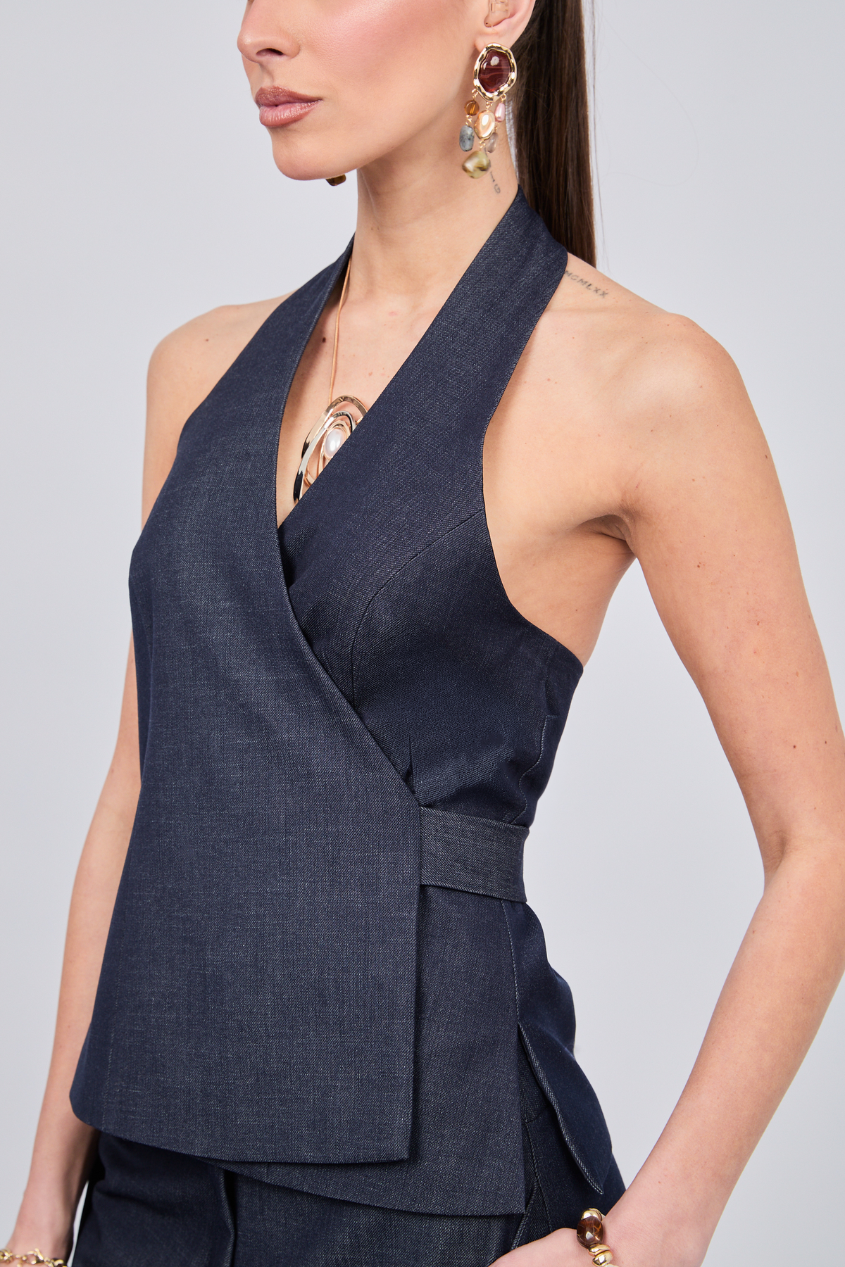 CHALECO ESCOTE EN V CON REGULADOR NATURAL - MISHKY