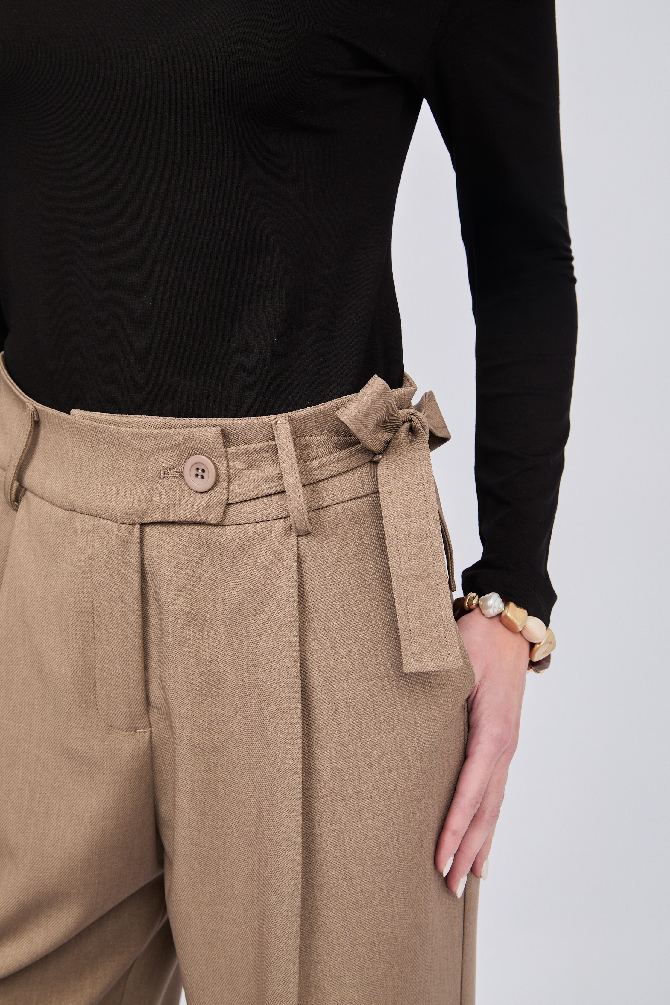 PANTALON SASTRERO DE PRETINA CRUZADA CON TIRANTES TOPO - ALFIL