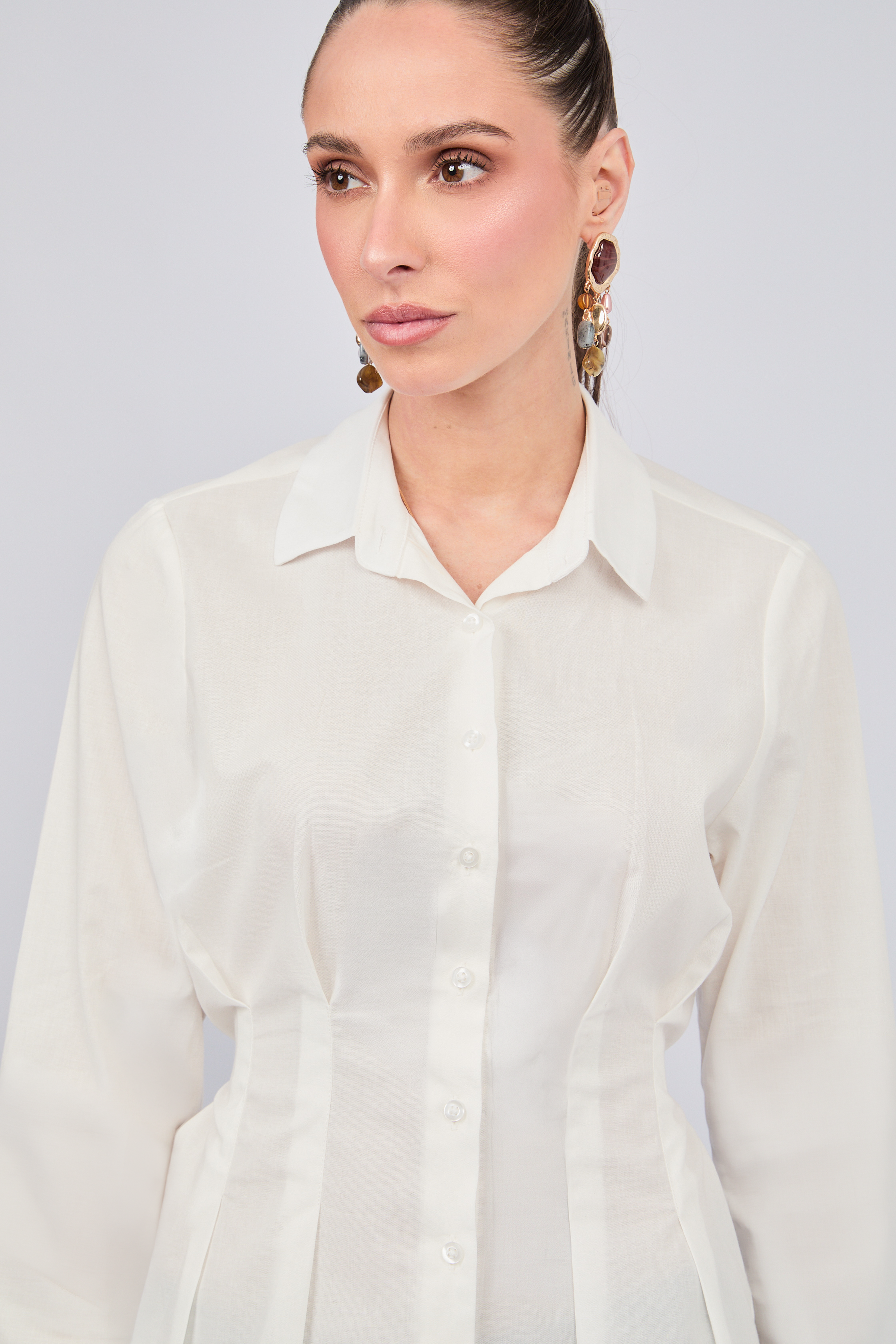 BLUSA CON CUELLO CAMISERO Y PINZAS DELANTERAS PERLA - ALFIL