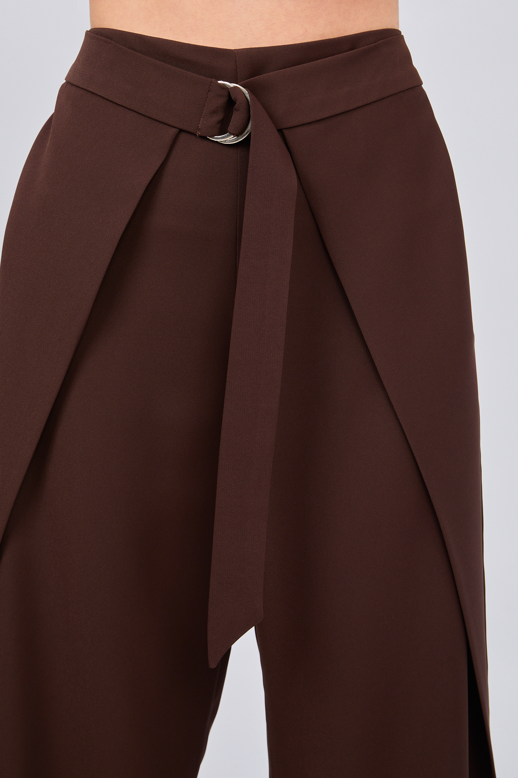 PANTALÓN SASTRERO CON PINZAS Y TIRANTES REGULABLE MARRÓN - GAMBITO